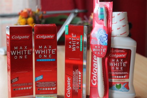 Campione omaggio Colgate Max White One